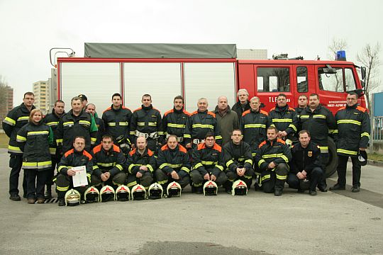Freiwillige Feuerwehr Krems/Donau - BTF Voest Alpine Krems festigt den Brandeinsatz
