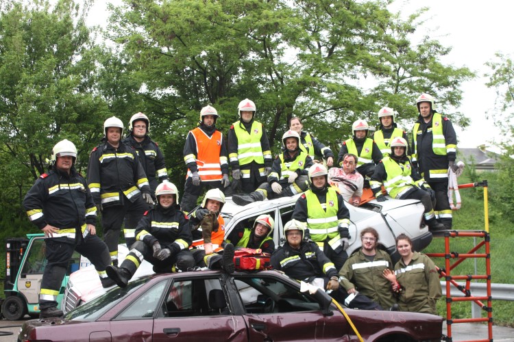 Freiwillige Feuerwehr Krems/Donau - Praxisseminar Menschenrettung aus KFZ im Frhling 2013