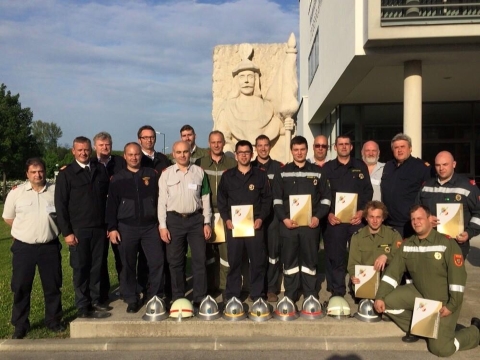 Freiwillige Feuerwehr Krems/Donau - "Feuerwehrmatura" 2015 - Weie Fahne fr den Bezirk Krems