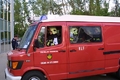 Die Mannschaft fhrt mit dem Lschfahrzeug vor.
