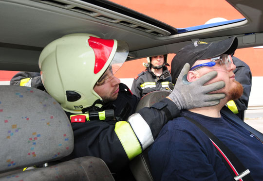 Freiwillige Feuerwehr Krems/Donau - Zugsübung Egelsee: Menschenrettung aus  Kfz